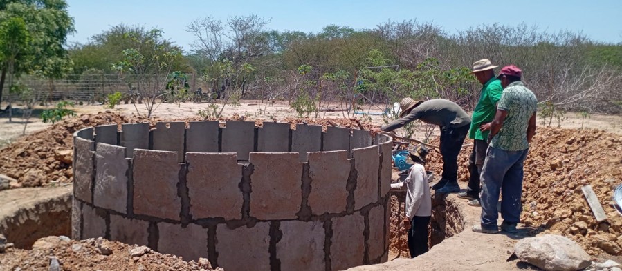 Construção de cisterna em andamento